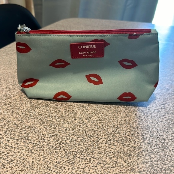 Kate Spade X Clinque Red Lips Beauty Bag NWT - Picture 1 of 5